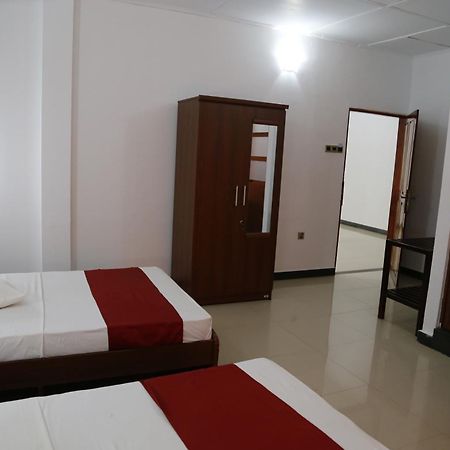 Ananthi Hotels Vavuniya Bagian luar foto