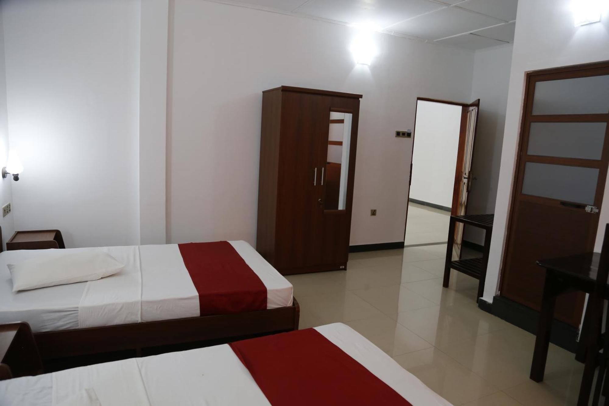 Ananthi Hotels Vavuniya Bagian luar foto