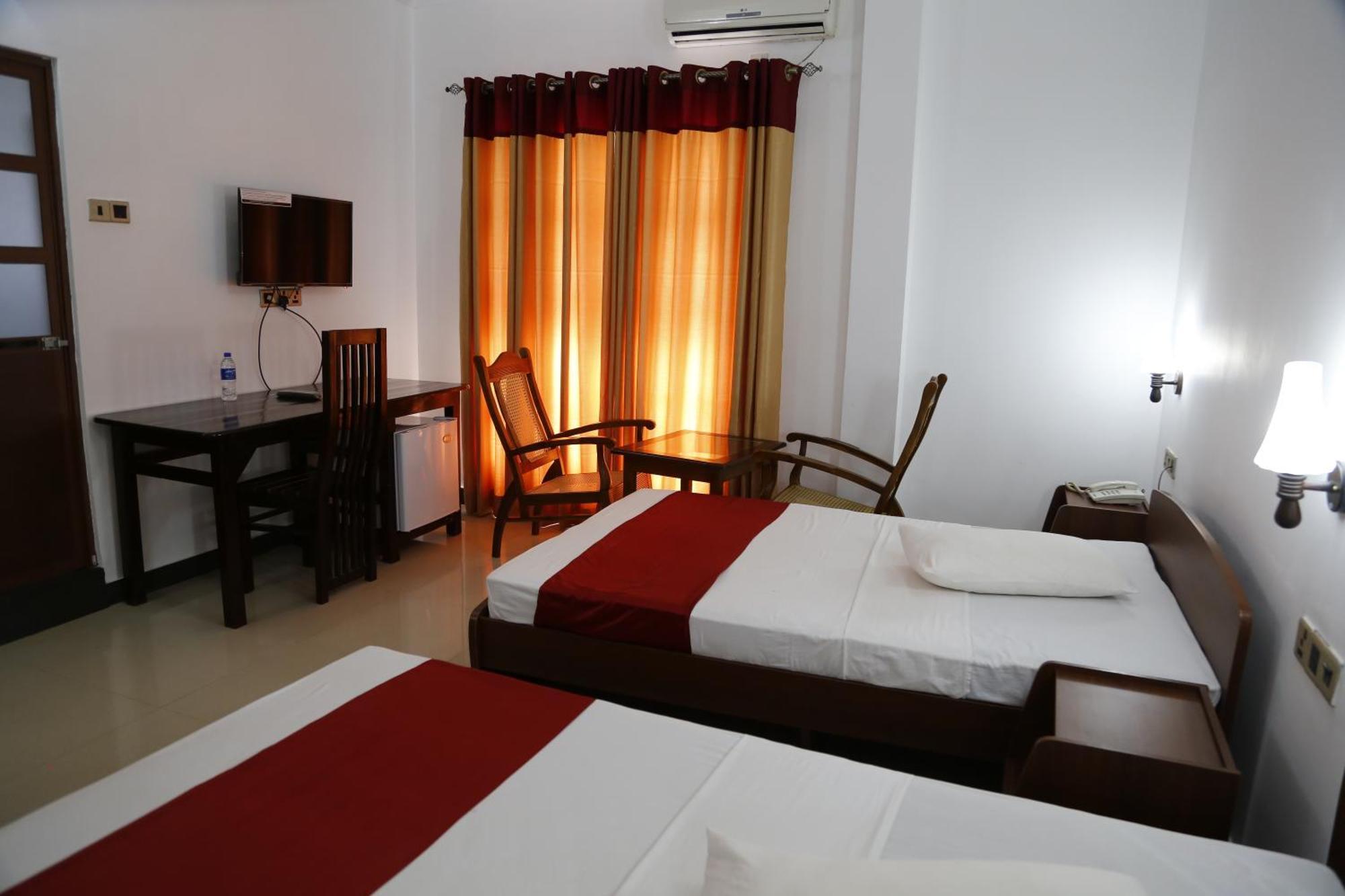 Ananthi Hotels Vavuniya Bagian luar foto