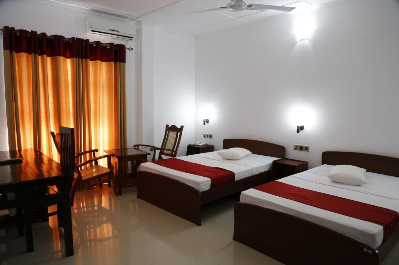 Ananthi Hotels Vavuniya Bagian luar foto