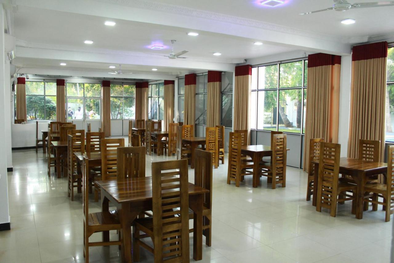 Ananthi Hotels Vavuniya Bagian luar foto