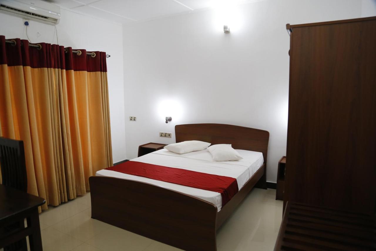 Ananthi Hotels Vavuniya Bagian luar foto