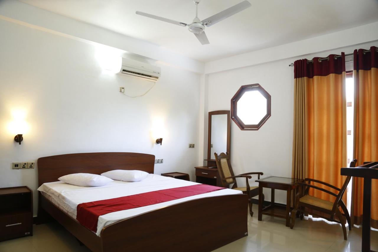 Ananthi Hotels Vavuniya Bagian luar foto