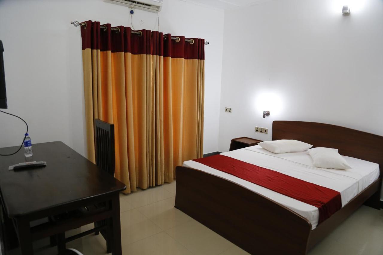 Ananthi Hotels Vavuniya Bagian luar foto