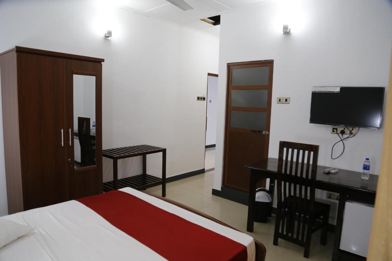 Ananthi Hotels Vavuniya Bagian luar foto