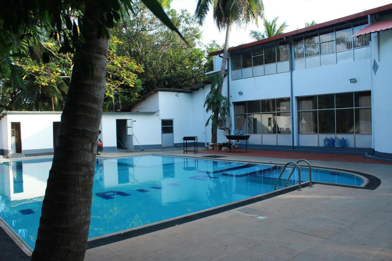 Ananthi Hotels Vavuniya Bagian luar foto