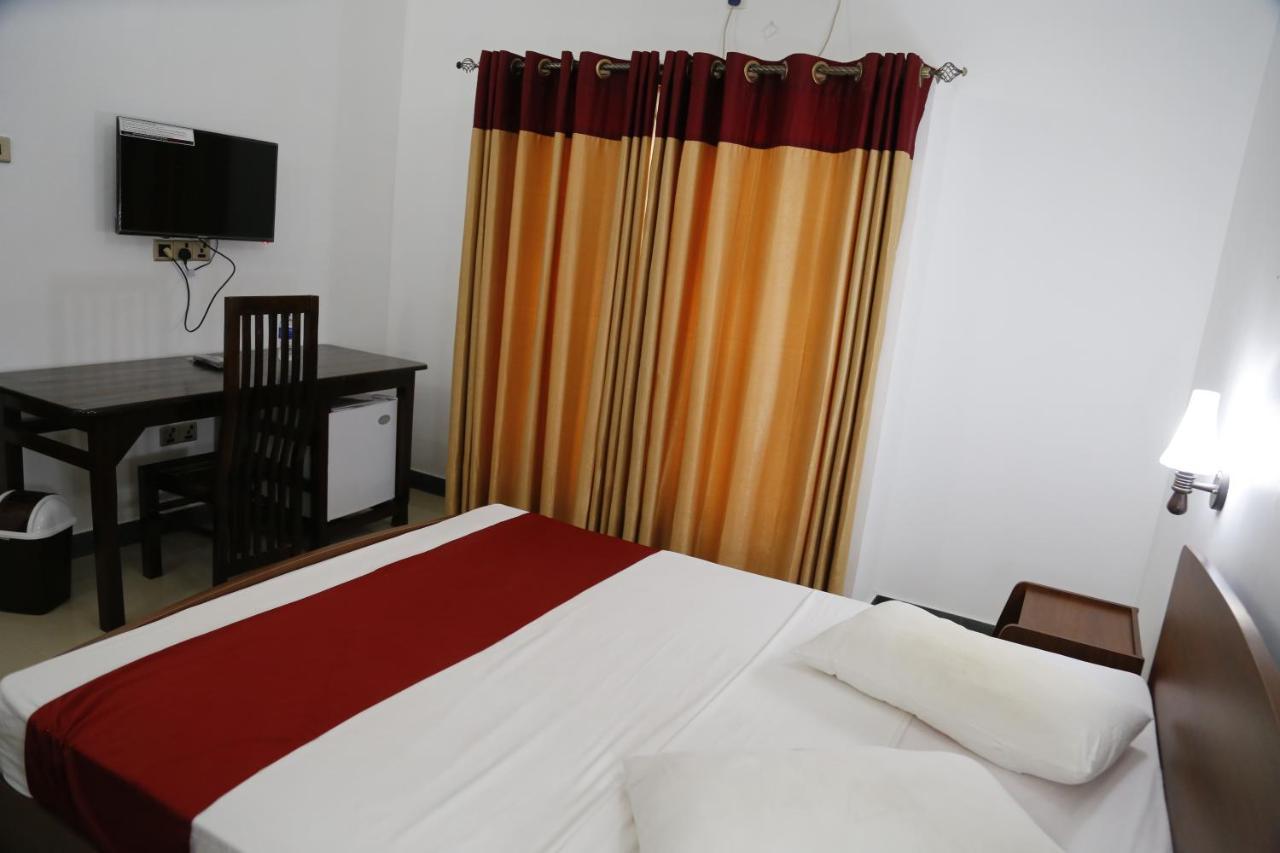 Ananthi Hotels Vavuniya Bagian luar foto