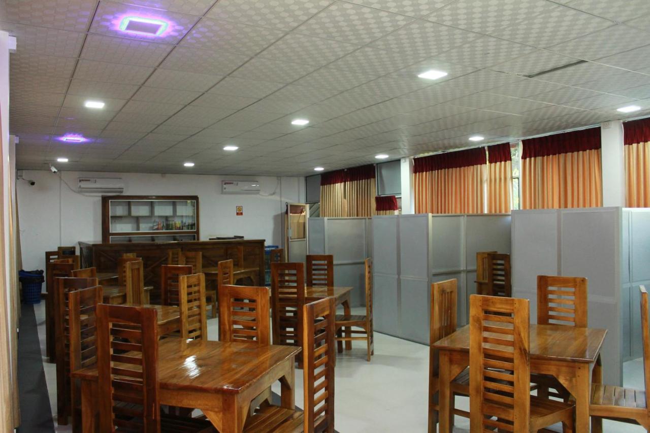 Ananthi Hotels Vavuniya Bagian luar foto